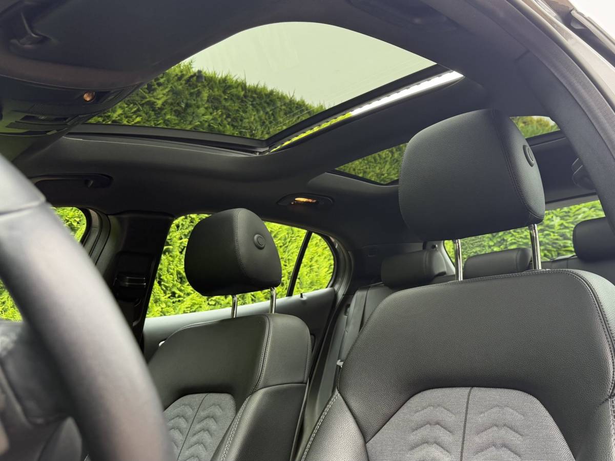 Mercedes-Benz GLA Mercedes-Benz GLA-klasse 180 | Business Solution + Ltd | Pano | Stoelverwarming | Camera | Keyless