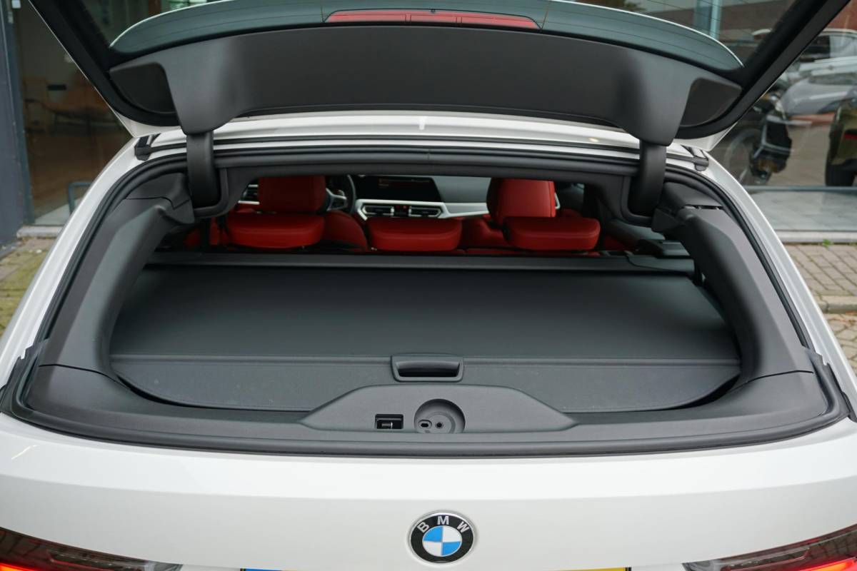 BMW 3 Serie BMW 3-serie Touring 330i High Executive Edition M + INDIVIDUAL LEDER / MINERALWEISS METALLIC / M-PERFORMANCE