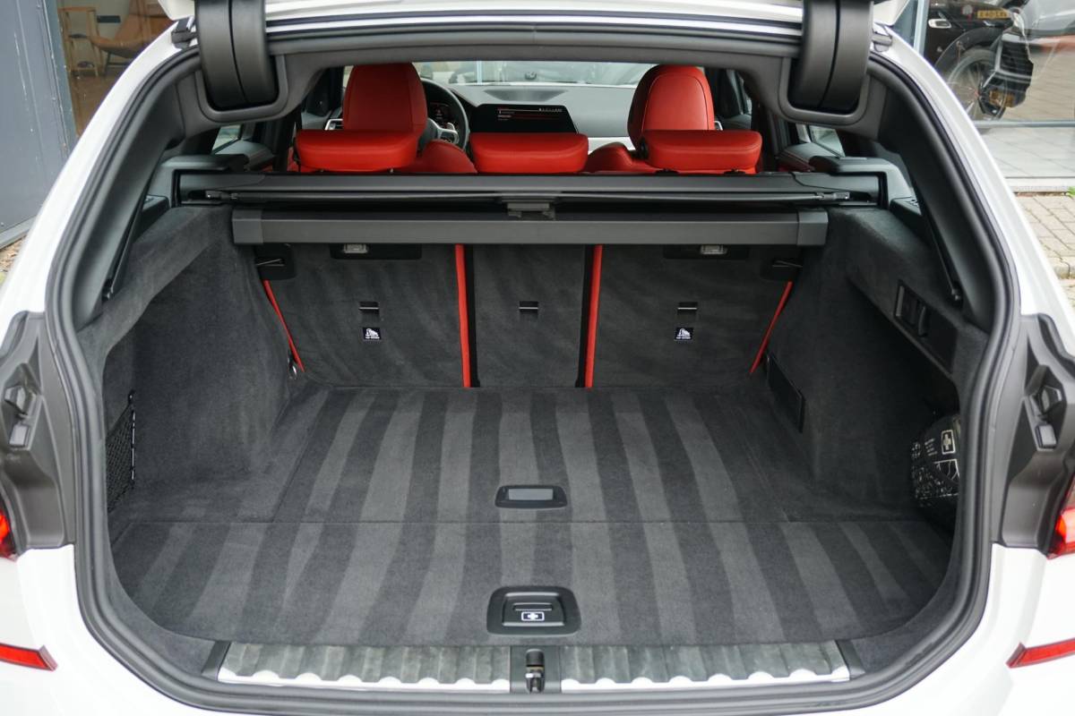 BMW 3 Serie BMW 3-serie Touring 330i High Executive Edition M + INDIVIDUAL LEDER / MINERALWEISS METALLIC / M-PERFORMANCE