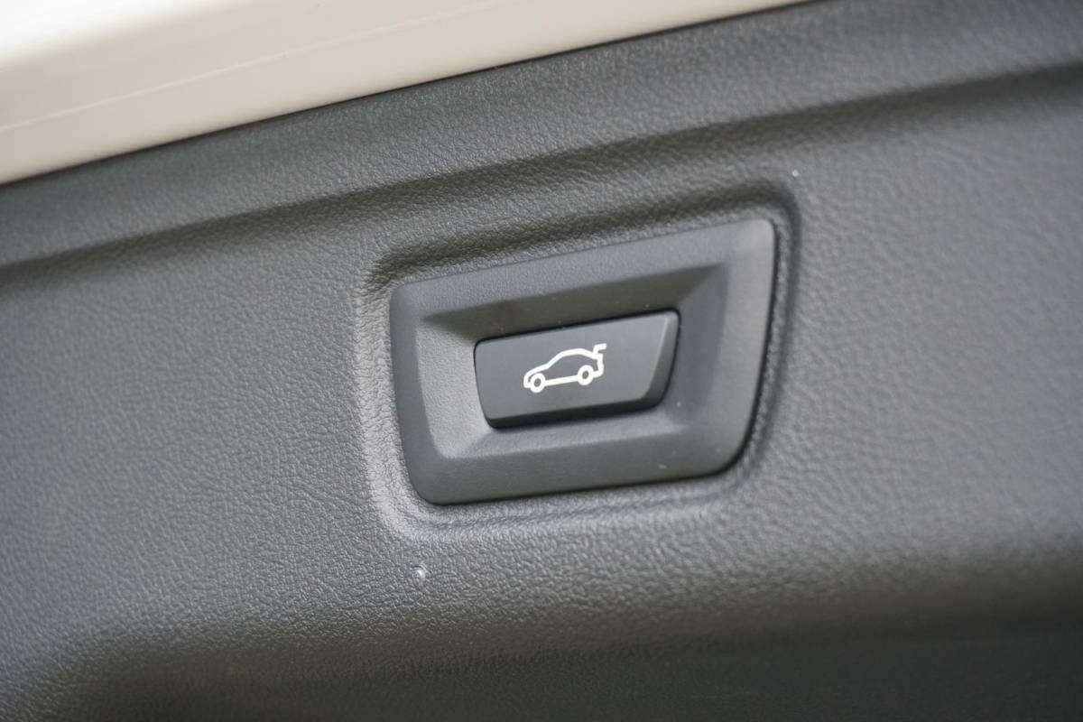 BMW 3 Serie BMW 3-serie Touring 330i High Executive Edition M + INDIVIDUAL LEDER / MINERALWEISS METALLIC / M-PERFORMANCE
