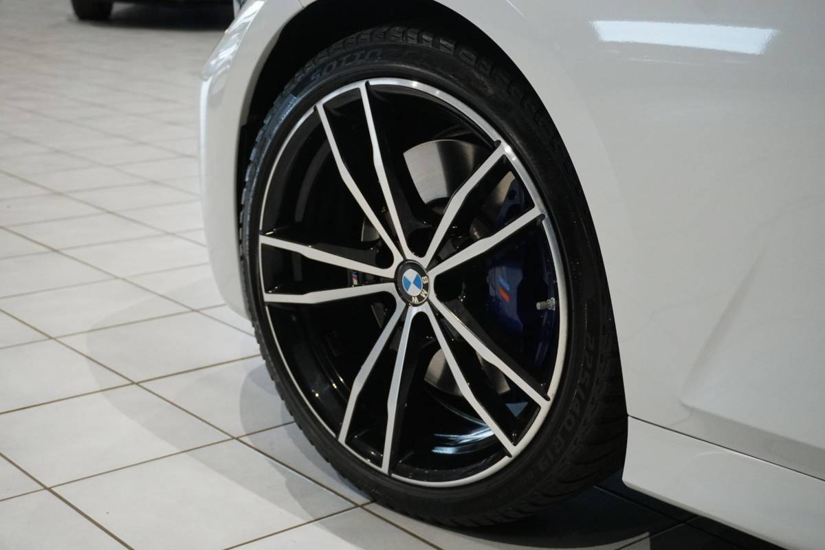 BMW 3 Serie BMW 3-serie Touring 330i High Executive Edition M + INDIVIDUAL LEDER / MINERALWEISS METALLIC / M-PERFORMANCE