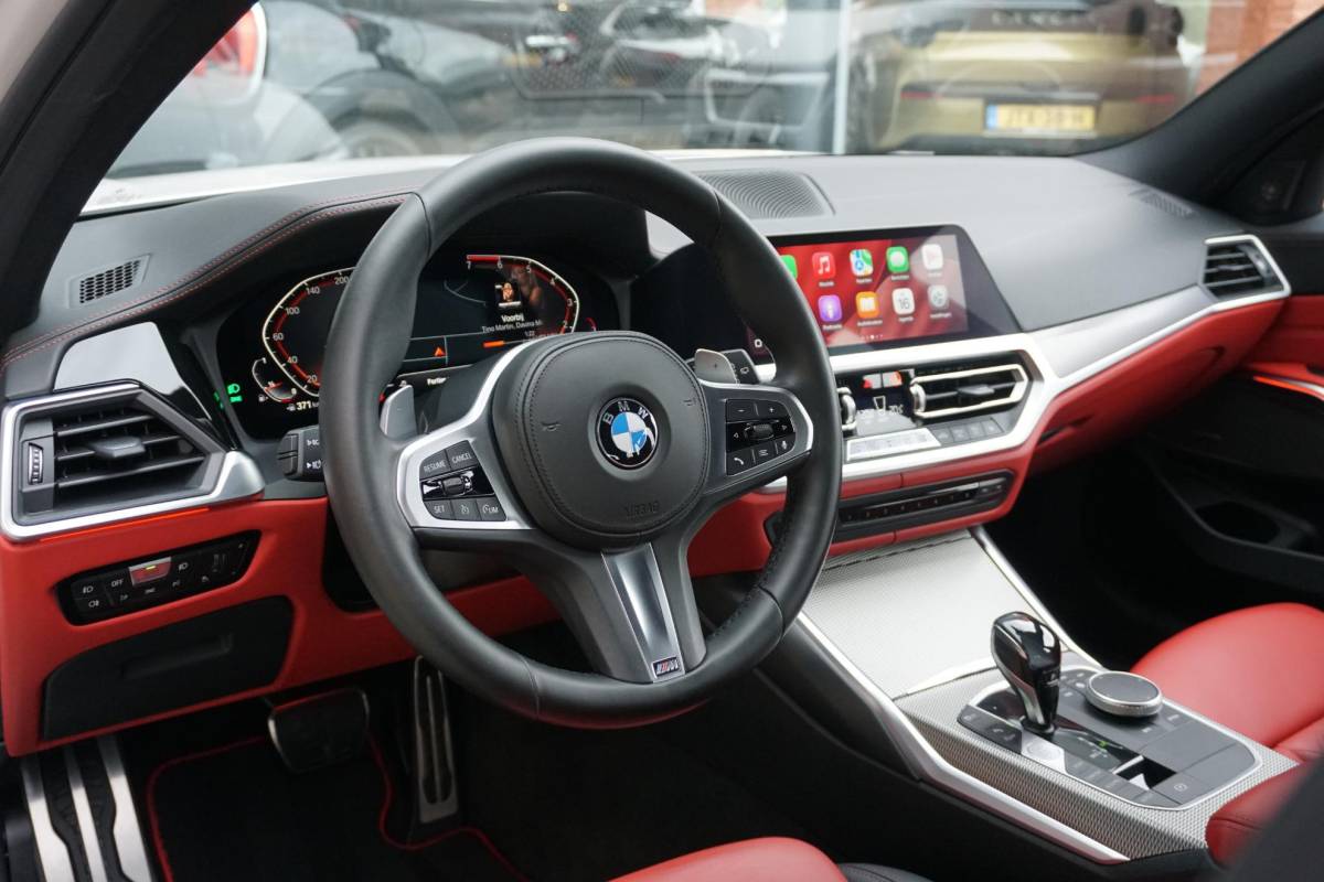 BMW 3 Serie BMW 3-serie Touring 330i High Executive Edition M + INDIVIDUAL LEDER / MINERALWEISS METALLIC / M-PERFORMANCE