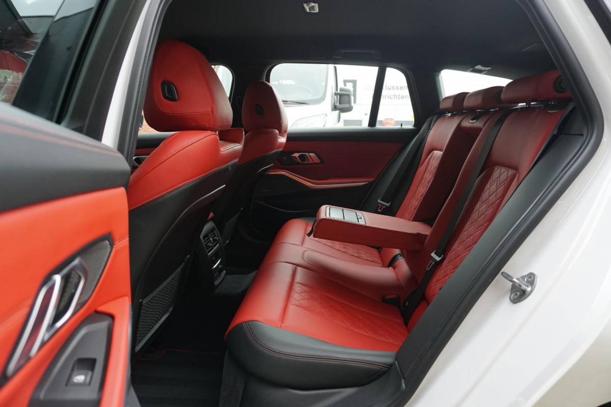 BMW 3 Serie BMW 3-serie Touring 330i High Executive Edition M + INDIVIDUAL LEDER / MINERALWEISS METALLIC / M-PERFORMANCE