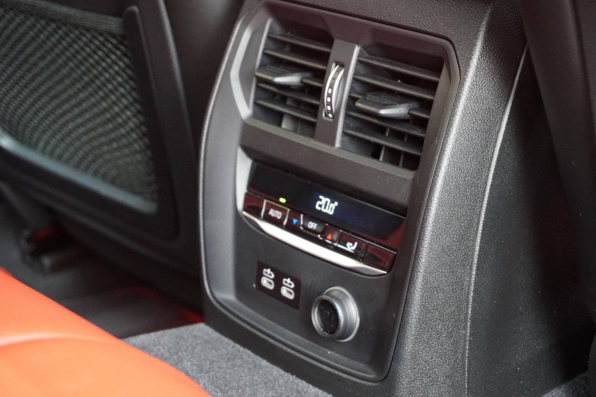 BMW 3 Serie BMW 3-serie Touring 330i High Executive Edition M + INDIVIDUAL LEDER / MINERALWEISS METALLIC / M-PERFORMANCE