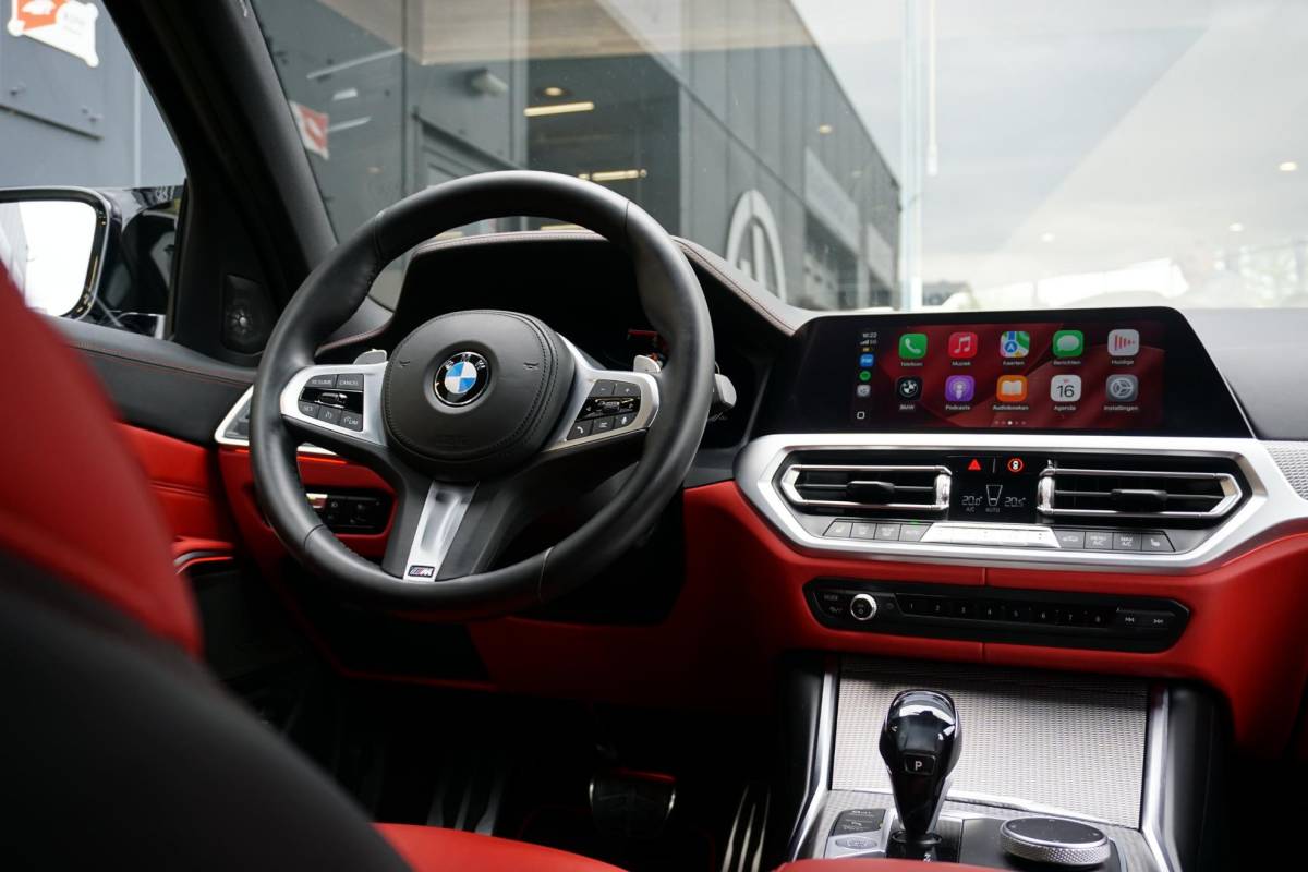 BMW 3 Serie BMW 3-serie Touring 330i High Executive Edition M + INDIVIDUAL LEDER / MINERALWEISS METALLIC / M-PERFORMANCE