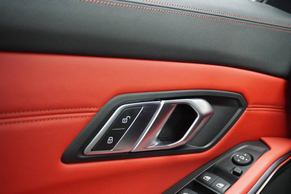 BMW 3 Serie BMW 3-serie Touring 330i High Executive Edition M + INDIVIDUAL LEDER / MINERALWEISS METALLIC / M-PERFORMANCE