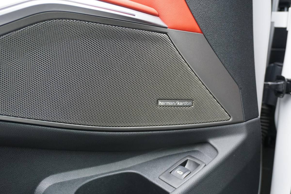 BMW 3 Serie BMW 3-serie Touring 330i High Executive Edition M + INDIVIDUAL LEDER / MINERALWEISS METALLIC / M-PERFORMANCE