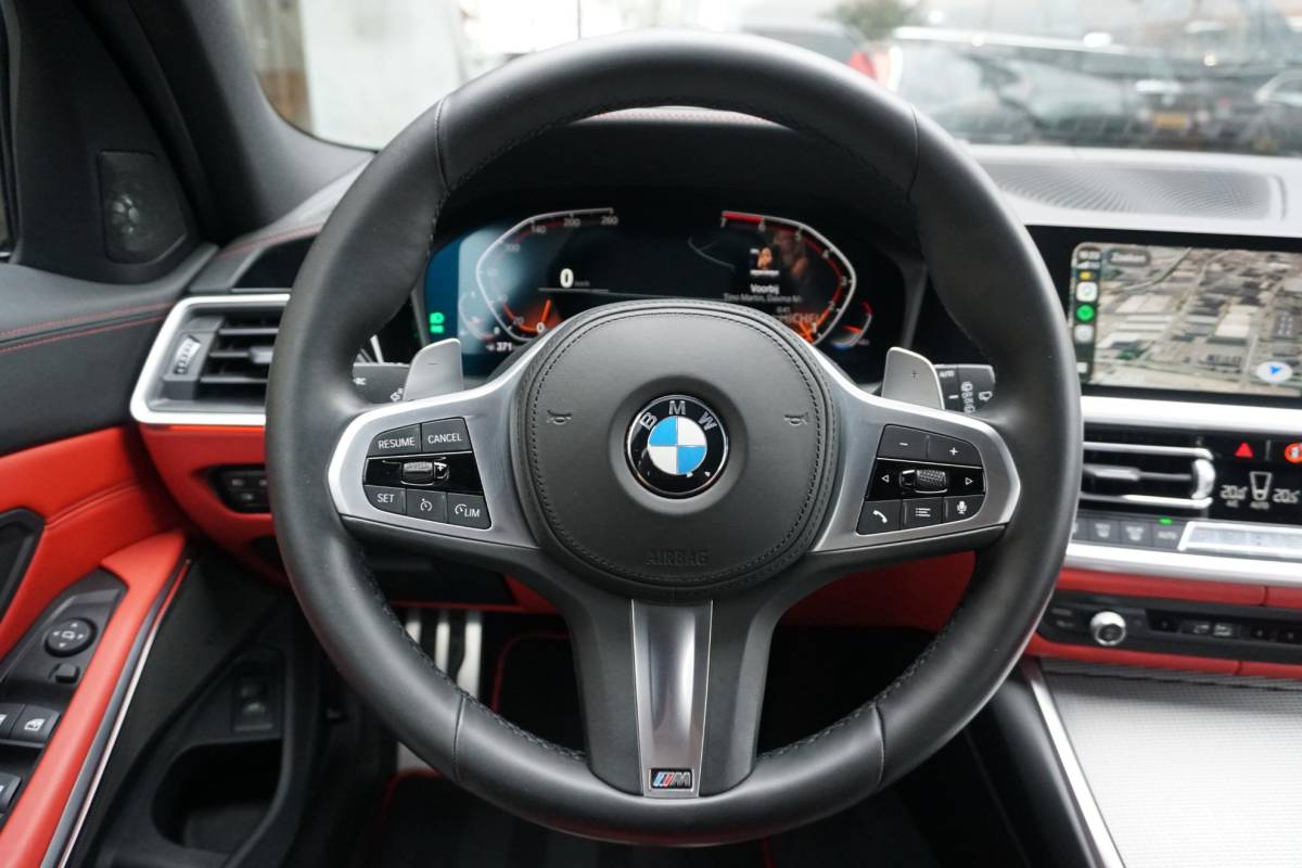 BMW 3 Serie BMW 3-serie Touring 330i High Executive Edition M + INDIVIDUAL LEDER / MINERALWEISS METALLIC / M-PERFORMANCE