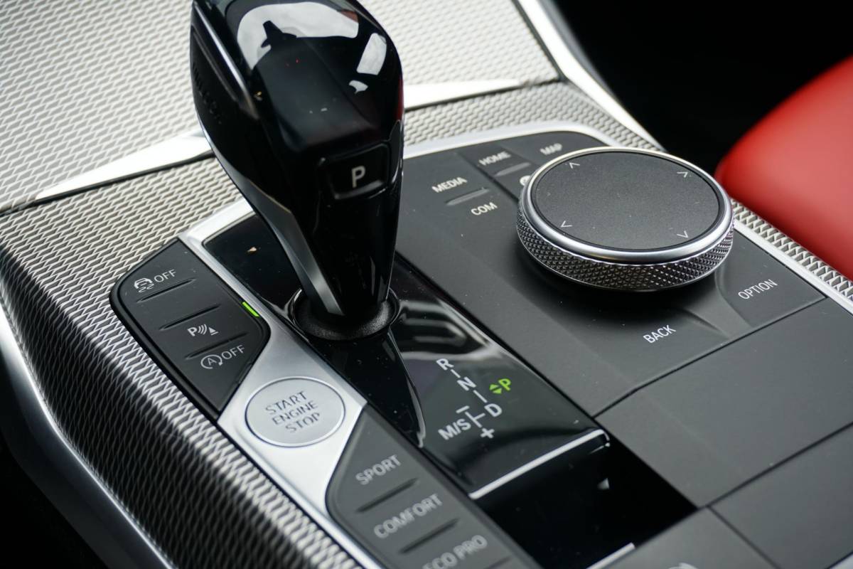 BMW 3 Serie BMW 3-serie Touring 330i High Executive Edition M + INDIVIDUAL LEDER / MINERALWEISS METALLIC / M-PERFORMANCE