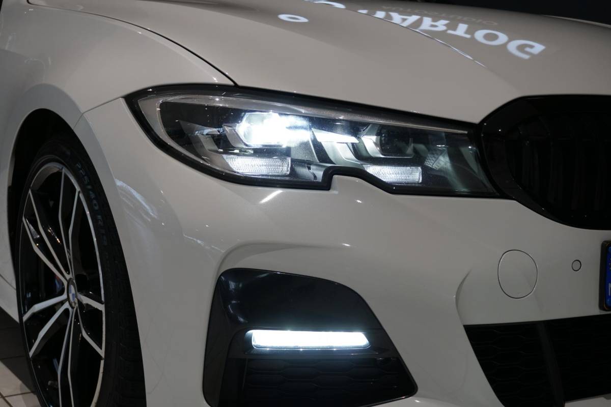 BMW 3 Serie BMW 3-serie Touring 330i High Executive Edition M + INDIVIDUAL LEDER / MINERALWEISS METALLIC / M-PERFORMANCE