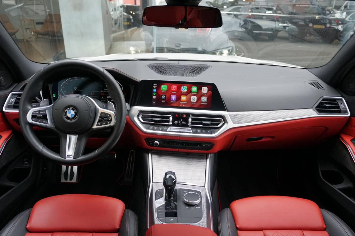 BMW 3 Serie BMW 3-serie Touring 330i High Executive Edition M + INDIVIDUAL LEDER / MINERALWEISS METALLIC / M-PERFORMANCE