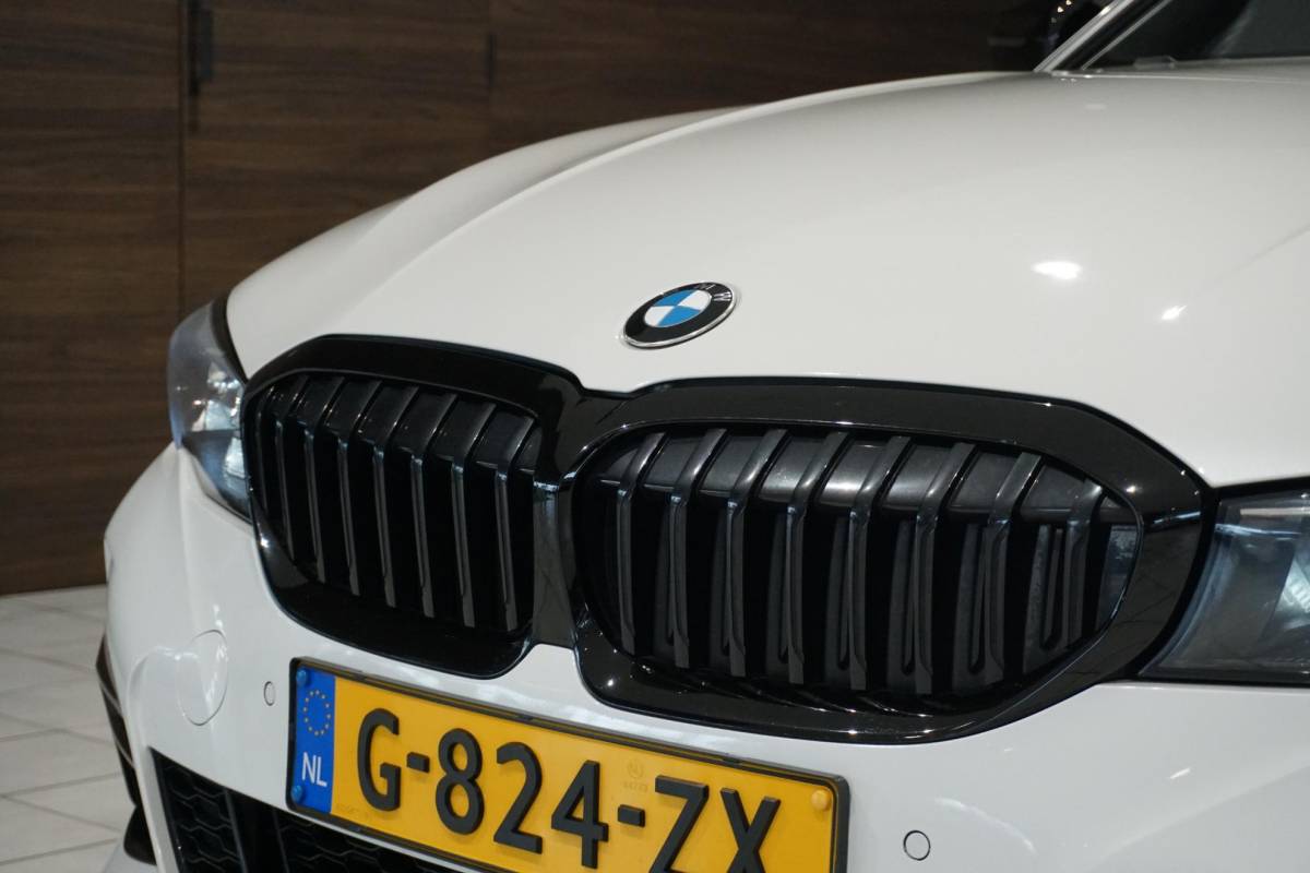 BMW 3 Serie BMW 3-serie Touring 330i High Executive Edition M + INDIVIDUAL LEDER / MINERALWEISS METALLIC / M-PERFORMANCE