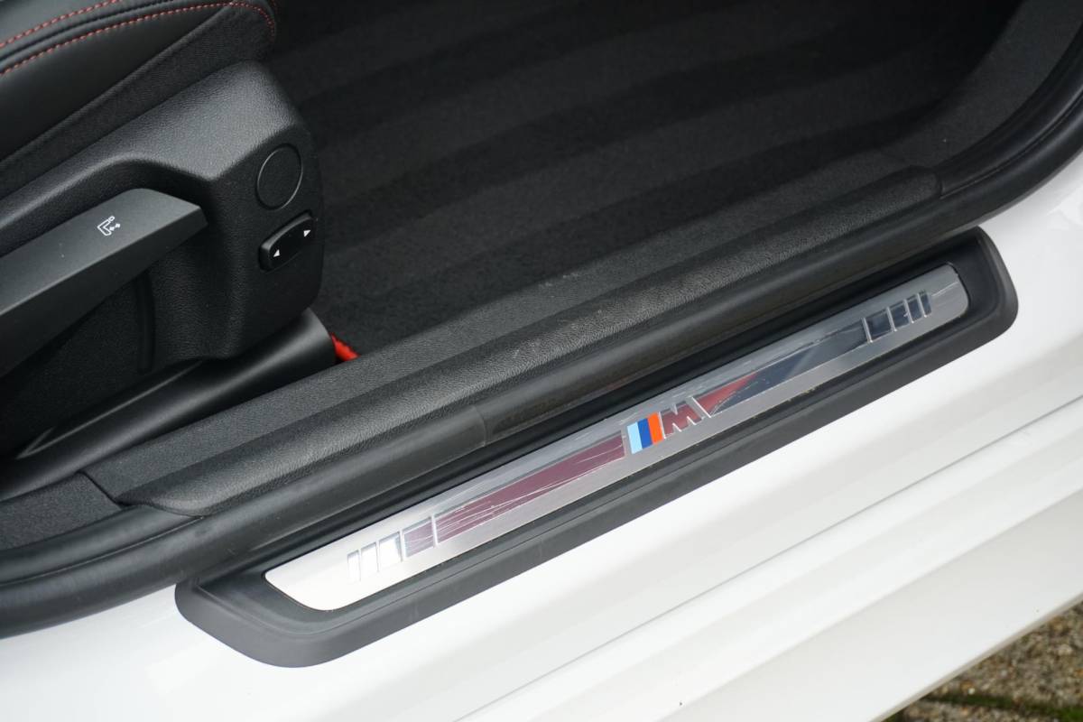 BMW 3 Serie BMW 3-serie Touring 330i High Executive Edition M + INDIVIDUAL LEDER / MINERALWEISS METALLIC / M-PERFORMANCE