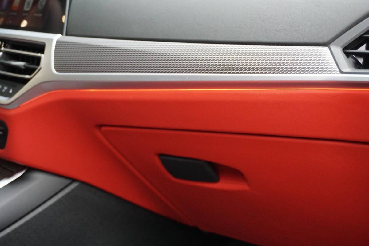 BMW 3 Serie BMW 3-serie Touring 330i High Executive Edition M + INDIVIDUAL LEDER / MINERALWEISS METALLIC / M-PERFORMANCE