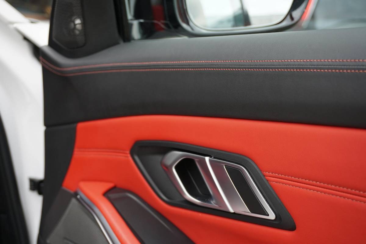 BMW 3 Serie BMW 3-serie Touring 330i High Executive Edition M + INDIVIDUAL LEDER / MINERALWEISS METALLIC / M-PERFORMANCE