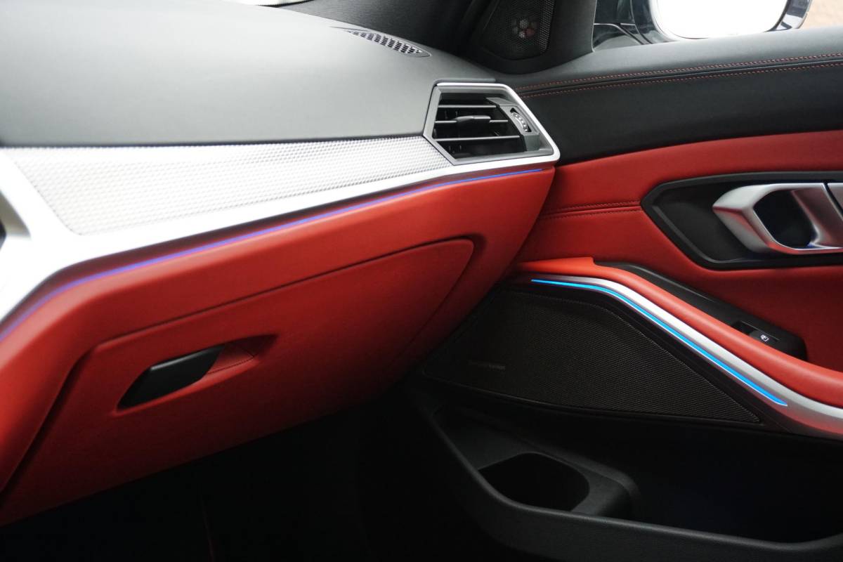 BMW 3 Serie BMW 3-serie Touring 330i High Executive Edition M + INDIVIDUAL LEDER / MINERALWEISS METALLIC / M-PERFORMANCE