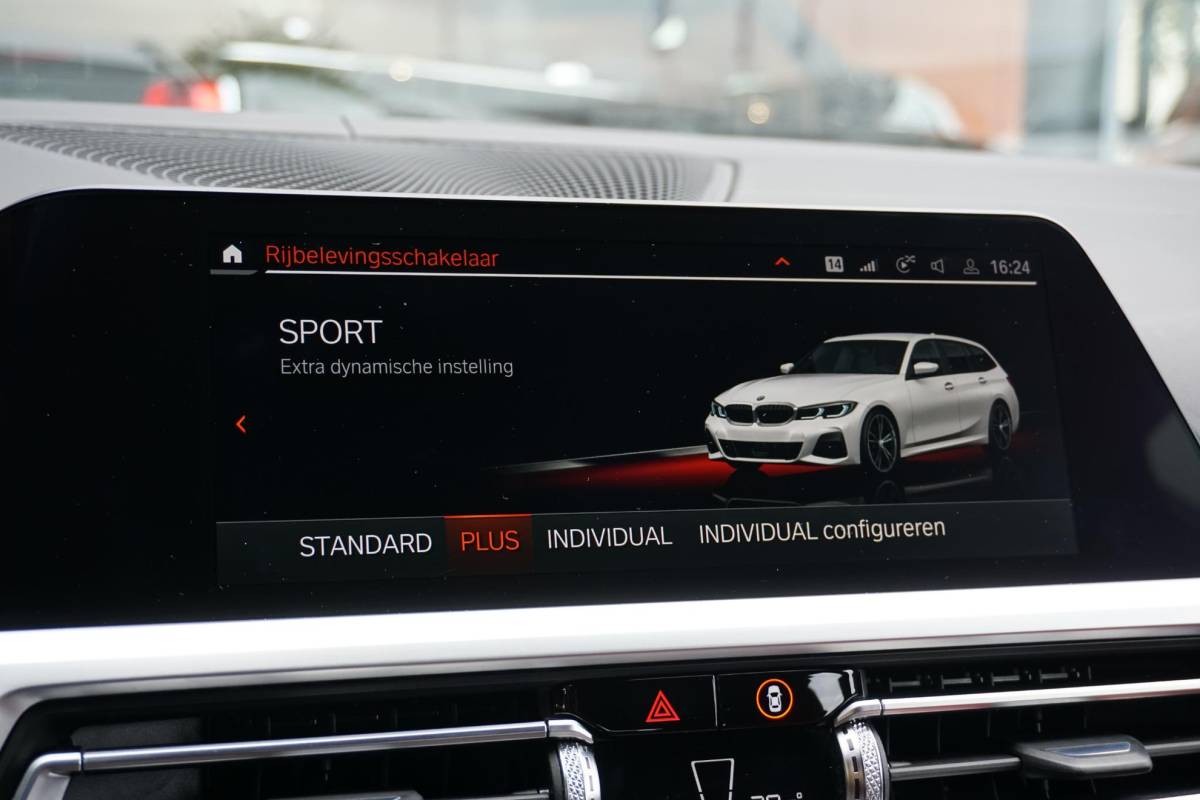 BMW 3 Serie BMW 3-serie Touring 330i High Executive Edition M + INDIVIDUAL LEDER / MINERALWEISS METALLIC / M-PERFORMANCE