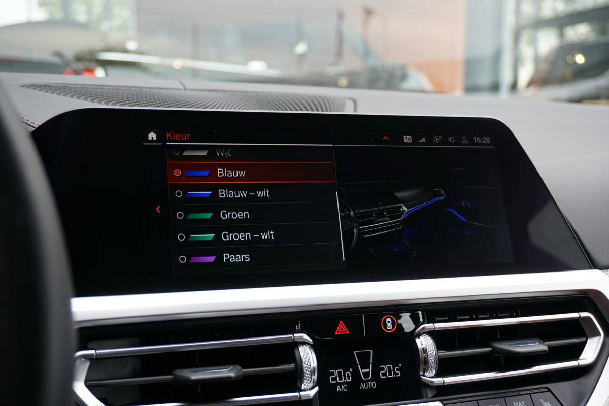 BMW 3 Serie BMW 3-serie Touring 330i High Executive Edition M + INDIVIDUAL LEDER / MINERALWEISS METALLIC / M-PERFORMANCE