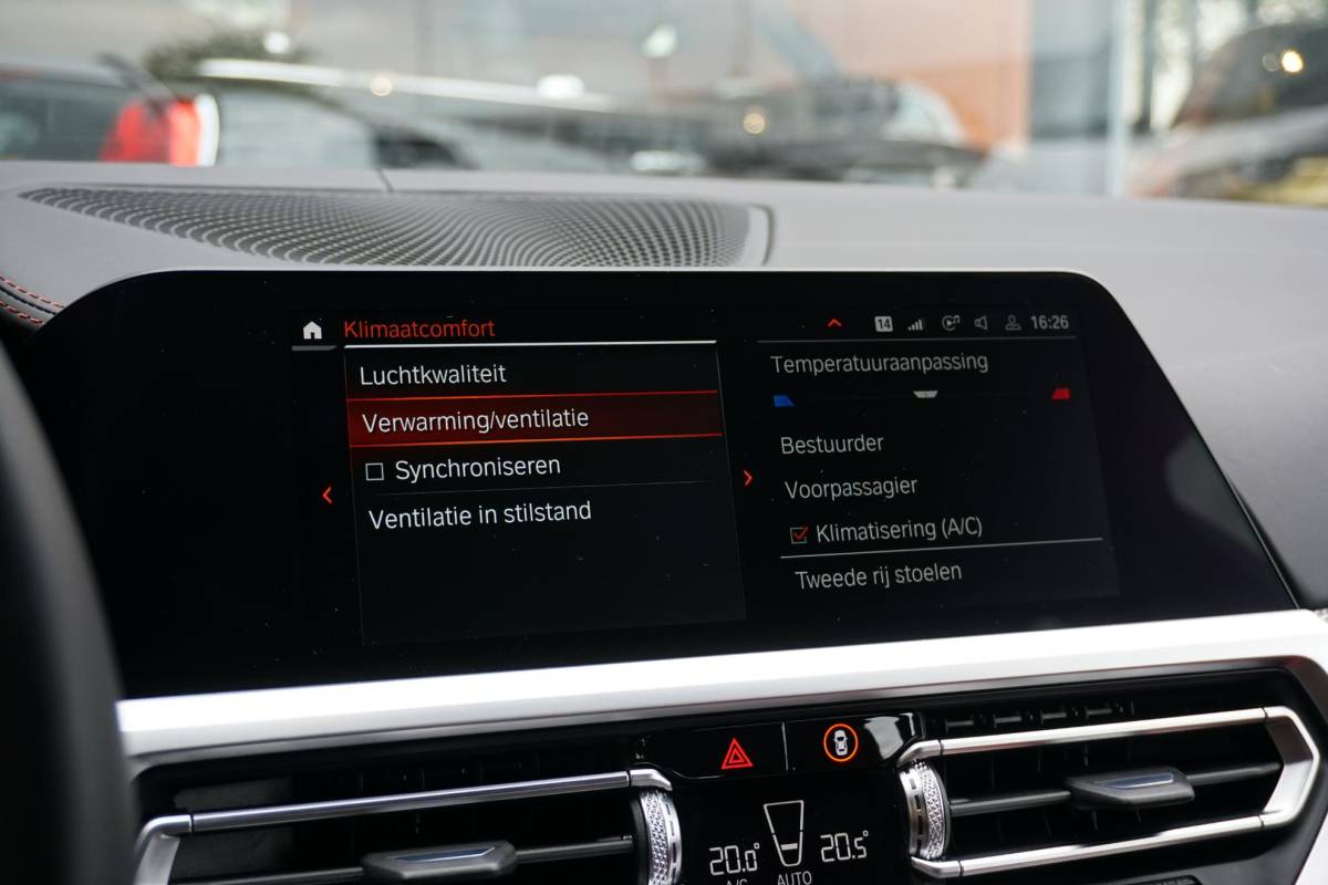 BMW 3 Serie BMW 3-serie Touring 330i High Executive Edition M + INDIVIDUAL LEDER / MINERALWEISS METALLIC / M-PERFORMANCE