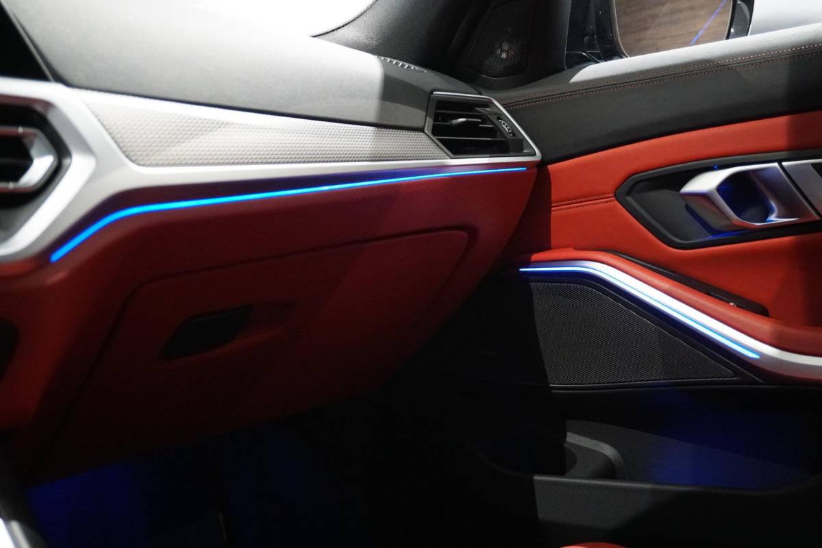 BMW 3 Serie BMW 3-serie Touring 330i High Executive Edition M + INDIVIDUAL LEDER / MINERALWEISS METALLIC / M-PERFORMANCE