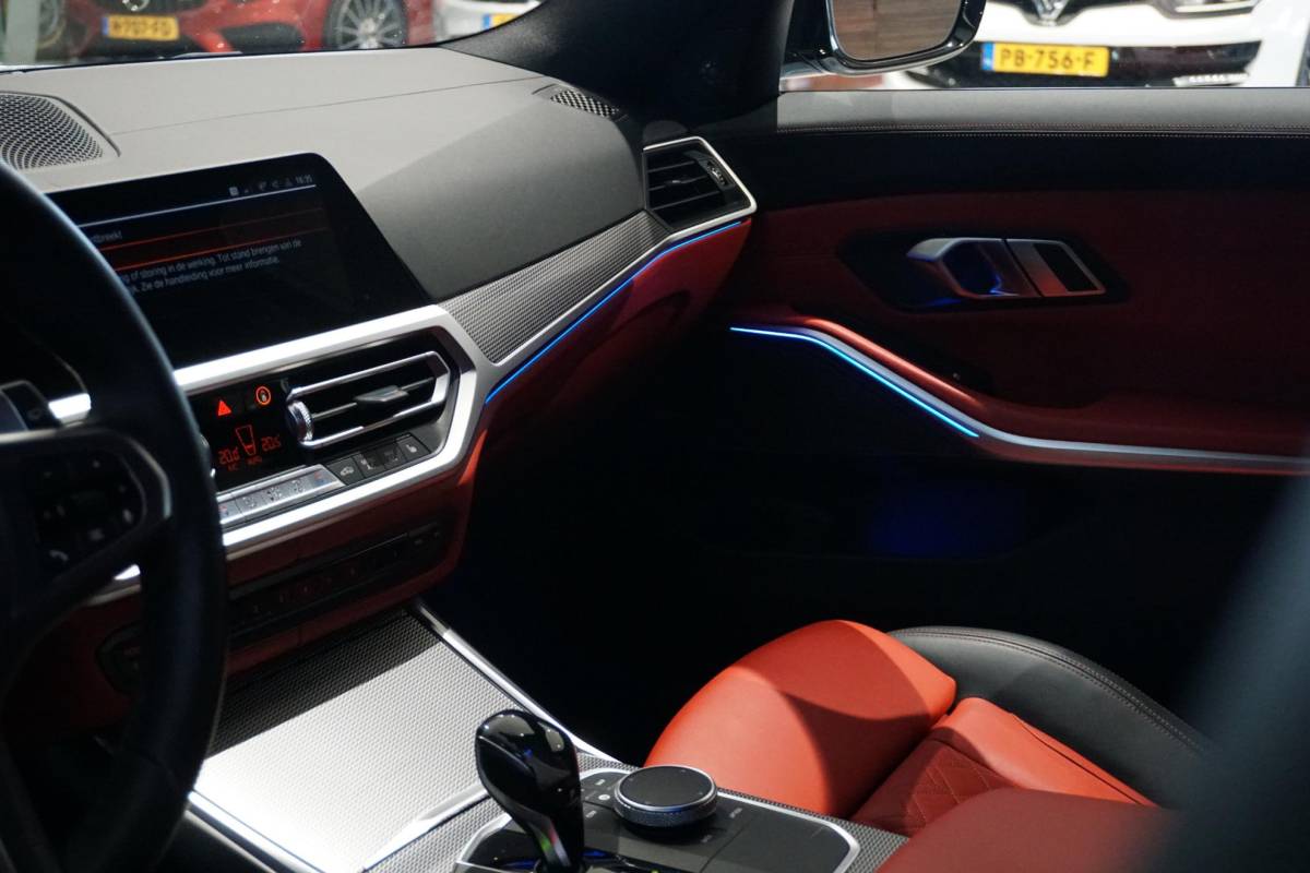 BMW 3 Serie BMW 3-serie Touring 330i High Executive Edition M + INDIVIDUAL LEDER / MINERALWEISS METALLIC / M-PERFORMANCE