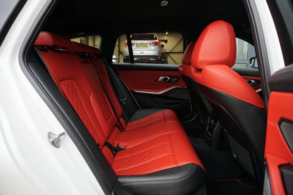 BMW 3 Serie BMW 3-serie Touring 330i High Executive Edition M + INDIVIDUAL LEDER / MINERALWEISS METALLIC / M-PERFORMANCE