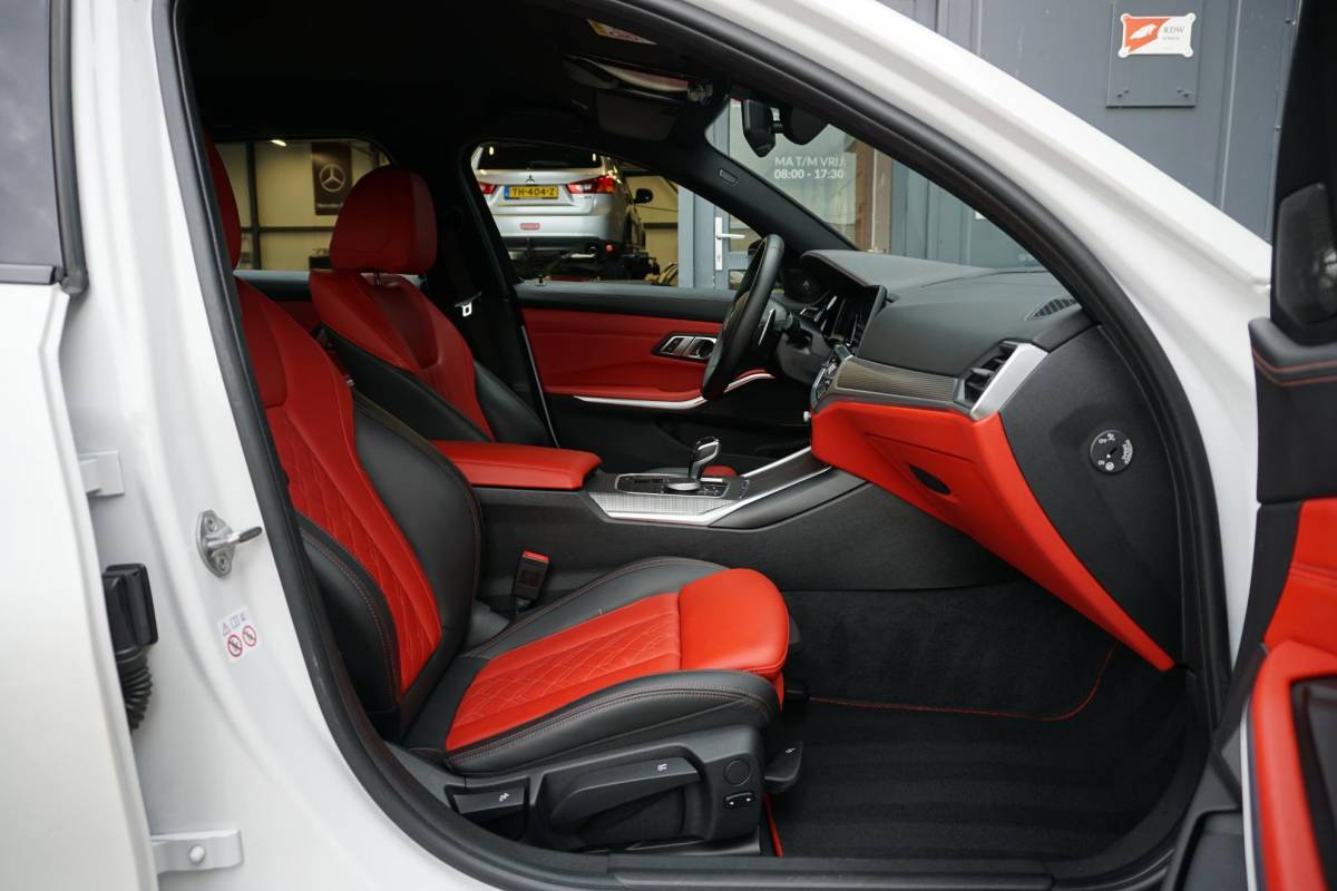 BMW 3 Serie BMW 3-serie Touring 330i High Executive Edition M + INDIVIDUAL LEDER / MINERALWEISS METALLIC / M-PERFORMANCE