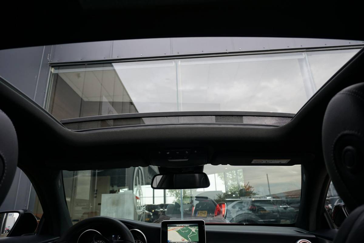 Mercedes-Benz C-Klasse Mercedes-Benz C-klasse Coupé 250 AMG-line 211PK + PANORAMA / CAMERA / STOELVERWARMING