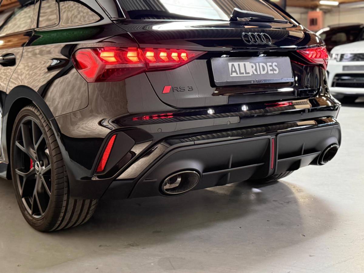 Audi RS3 Audi RS 3 Sportback 2.5 TFSI RS 3 quattro | Pano | carbon | Kuipstoelen | ACC | Keyless | Sfeerverlichting