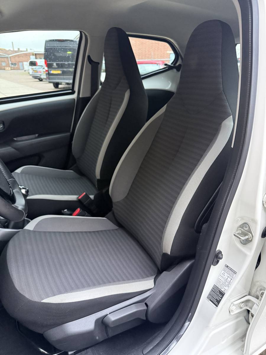 Toyota Aygo TOYOTA AYGO 1.0 VVT-i x-play·Carplay·Camera·Airco·Dealer ond.·Speedlimiter