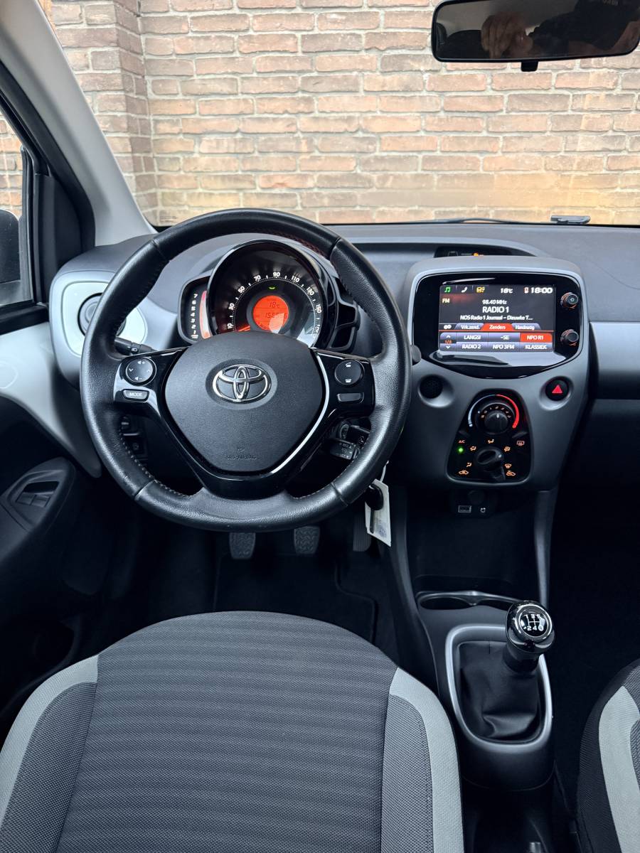 Toyota Aygo TOYOTA AYGO 1.0 VVT-i x-play·Carplay·Camera·Airco·Dealer ond.·Speedlimiter