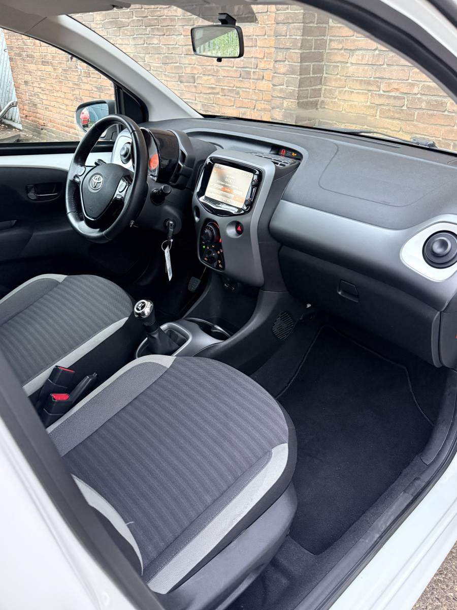 Toyota Aygo TOYOTA AYGO 1.0 VVT-i x-play·Carplay·Camera·Airco·Dealer ond.·Speedlimiter