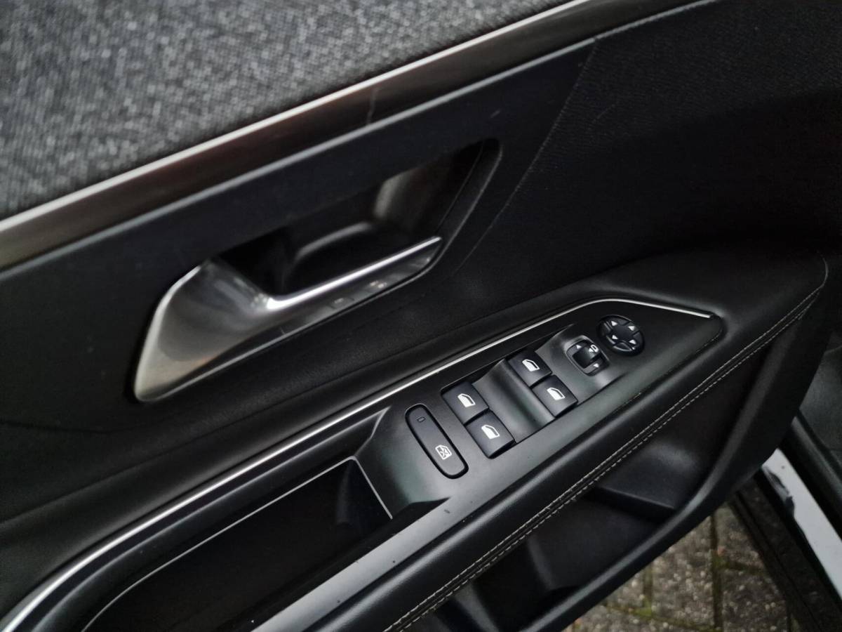 Peugeot 3008 Peugeot 3008 1.2 PureTech Allure|Clima|Trekhaak|Carplay|360 camera|19-inch|