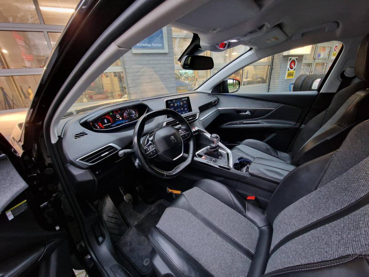 Peugeot 3008 Peugeot 3008 1.2 PureTech Allure|Clima|Trekhaak|Carplay|360 camera|19-inch|