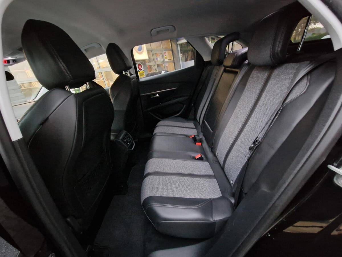 Peugeot 3008 Peugeot 3008 1.2 PureTech Allure|Clima|Trekhaak|Carplay|360 camera|19-inch|