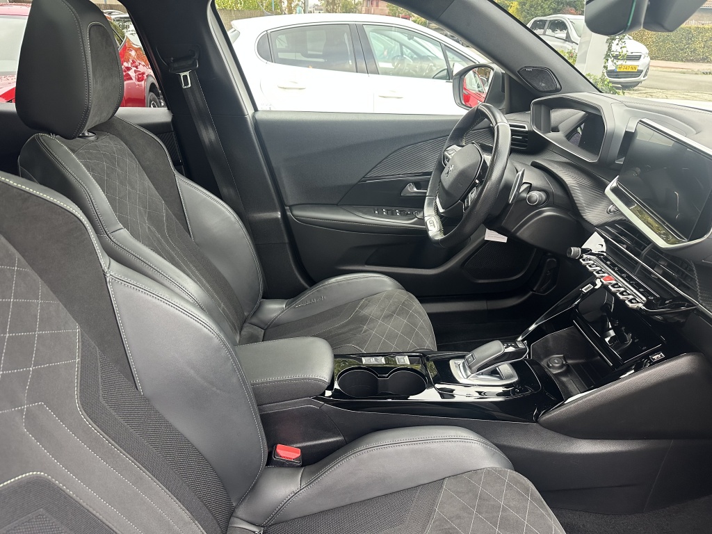 Peugeot 2008 Peugeot 2008 1.2 GT Pack | Eerste eigenaar | Zeer luxe uitvoering |