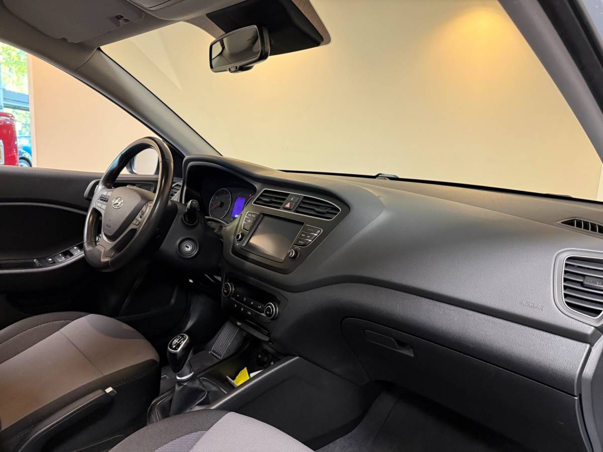 Hyundai i20 Hyundai I20 1.0 T-GDI Comfort *Carplay* 2de Eigenaar|Camera|Trekhaak|Navi|DAB|Climate|Cruise|Lane-Assist|Lm-Velgen|Org.NL|NAP