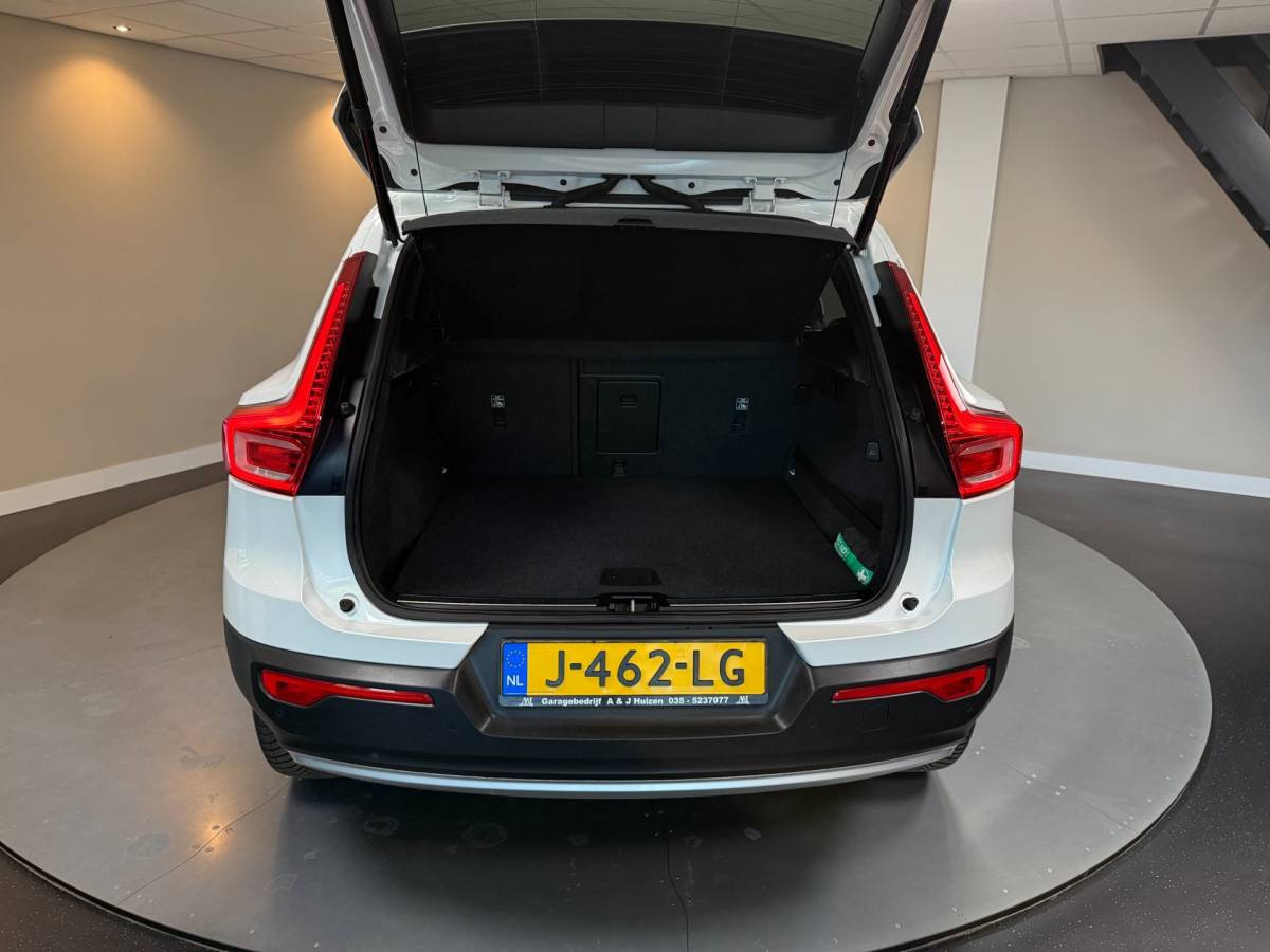Volvo XC40 Volvo XC40 1.5 T3 Inscription *Dealer OH* Stoel/Stuurverw.|Carplay|Leer|Orrefors|Adapt.Cruise|Memory|Camera|Navi|All-season|NAP