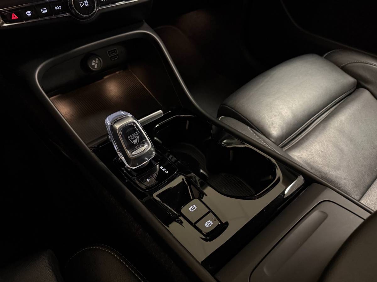 Volvo XC40 Volvo XC40 1.5 T3 Inscription *Dealer OH* Stoel/Stuurverw.|Carplay|Leer|Orrefors|Adapt.Cruise|Memory|Camera|Navi|All-season|NAP