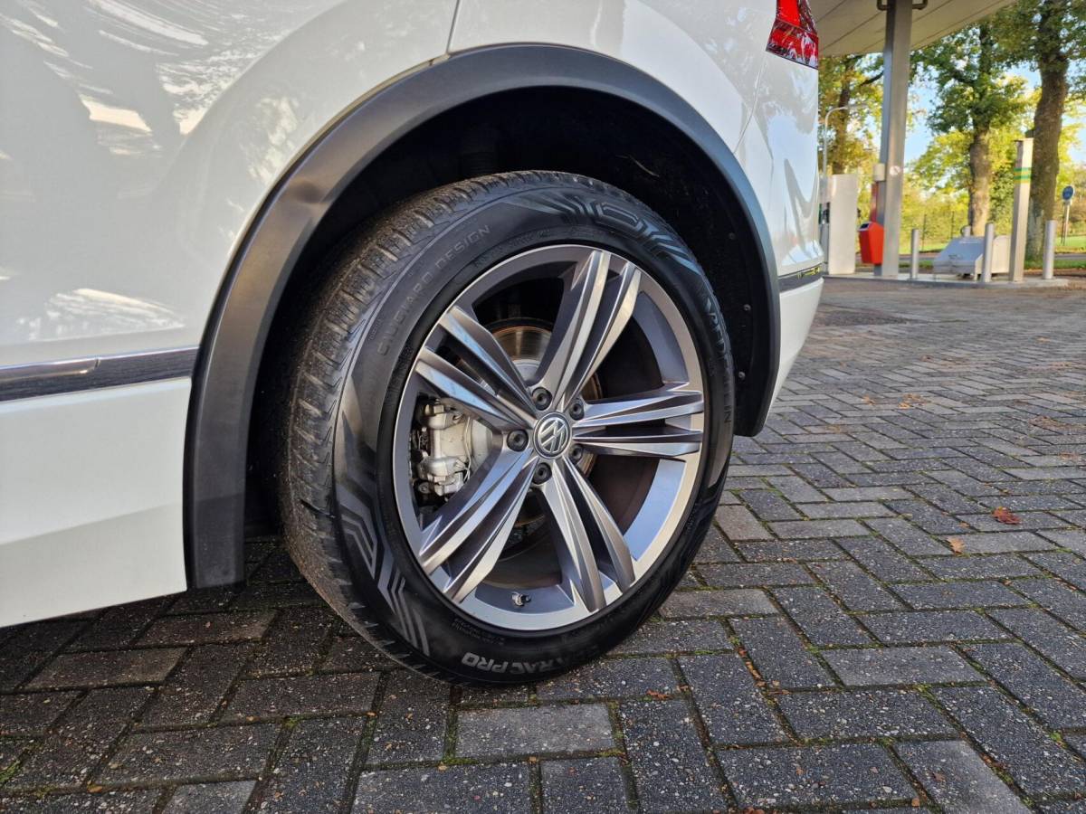 Volkswagen Tiguan Volkswagen Tiguan 1.4 TSI ACT 150PK DSG Comfortline Business R|Pano|trekhaak|R-line|LED|19-inch|Dynaudio|