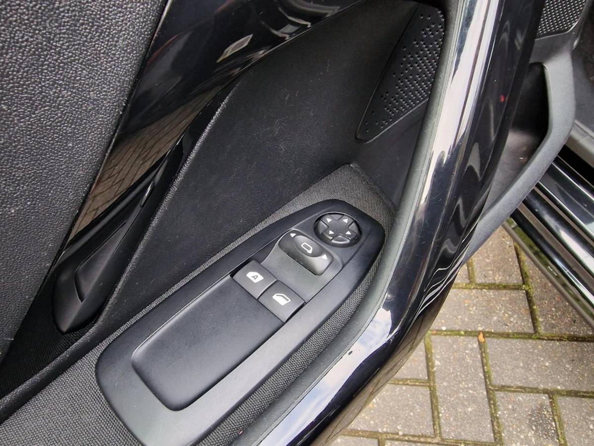 Peugeot 208 Peugeot 208 1.2 PureTech Blue Lion|Airco|Cruise|Navi|84.009KM|