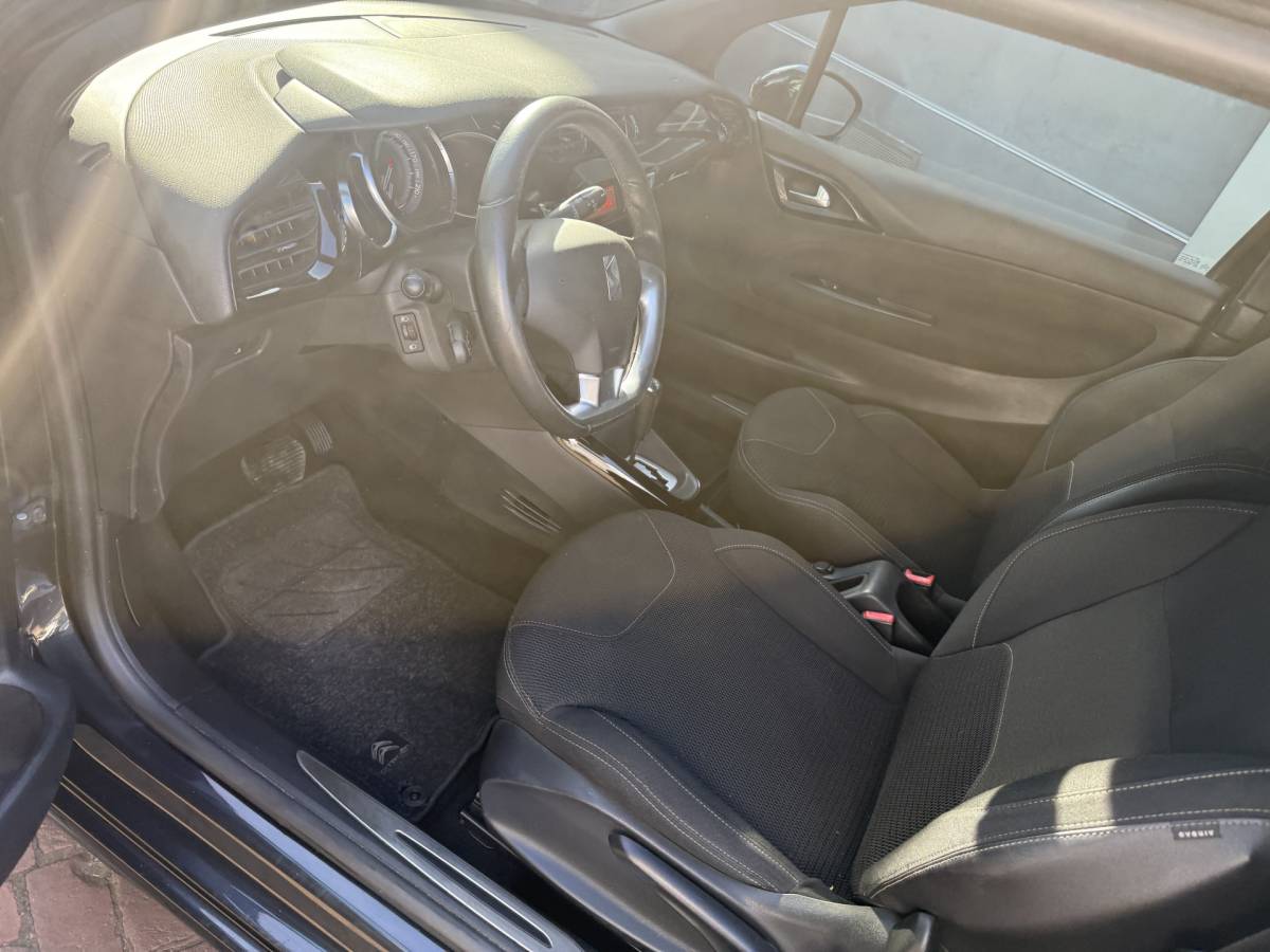 Citroën DS3 Citroën DS3 1.6 VTi So Chic Automaat,Cv,Pdc,Clima Km 121.099 Bj 2011 leuk beginners auto