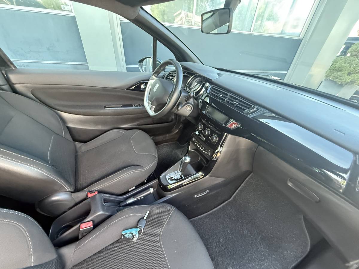 Citroën DS3 Citroën DS3 1.6 VTi So Chic Automaat,Cv,Pdc,Clima Km 121.099 Bj 2011 leuk beginners auto