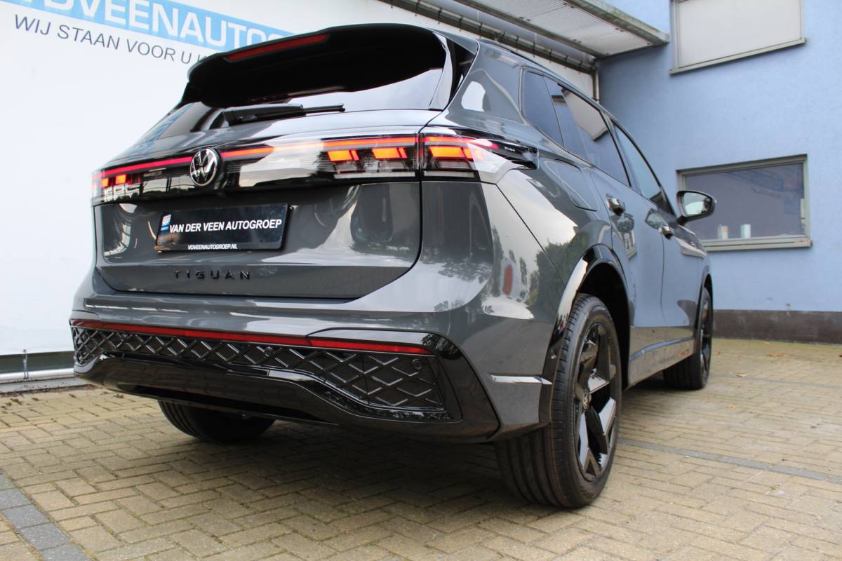 Volkswagen Tiguan Volkswagen Tiguan 1.5 eHybrid R-Line Edition | Head-Up Display | Panoramdak | 360 Camera | 272 PK | Massage Stoelen | IQ.Lights | Elektrische Kofferklep | Stoel/Stuur Verwarming | Draadloze Telefoonlader | Virtual Cockpit | Adaptive Cruise | Naviagtie | Sfeerverlichting | 19 Inch lm velgen | Dodehoeksensoren | Zwarte Hemel Bekleding |