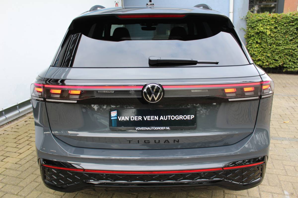 Volkswagen Tiguan Volkswagen Tiguan 1.5 eHybrid R-Line Edition | Head-Up Display | Panoramdak | 360 Camera | 272 PK | Massage Stoelen | IQ.Lights | Elektrische Kofferklep | Stoel/Stuur Verwarming | Draadloze Telefoonlader | Virtual Cockpit | Adaptive Cruise | Naviagtie | Sfeerverlichting | 19 Inch lm velgen | Dodehoeksensoren | Zwarte Hemel Bekleding |