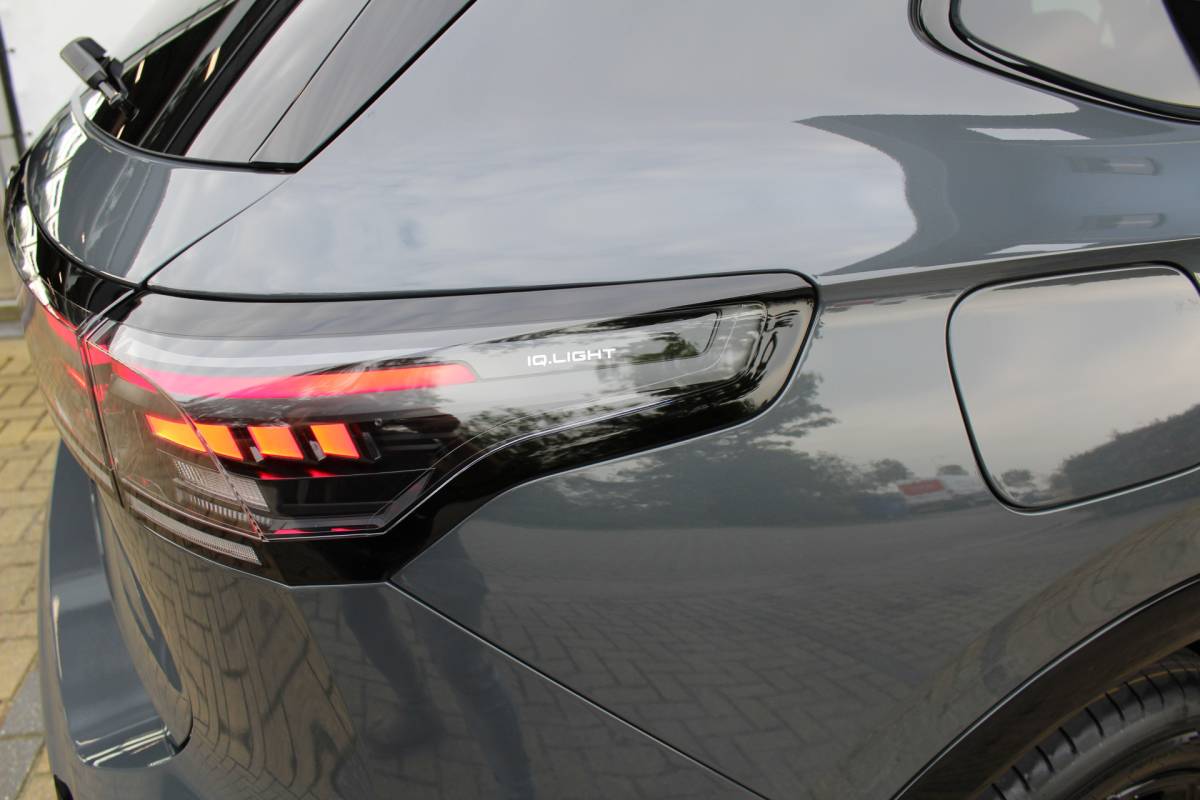 Volkswagen Tiguan Volkswagen Tiguan 1.5 eHybrid R-Line Edition | Head-Up Display | Panoramdak | 360 Camera | 272 PK | Massage Stoelen | IQ.Lights | Elektrische Kofferklep | Stoel/Stuur Verwarming | Draadloze Telefoonlader | Virtual Cockpit | Adaptive Cruise | Naviagtie | Sfeerverlichting | 19 Inch lm velgen | Dodehoeksensoren | Zwarte Hemel Bekleding |