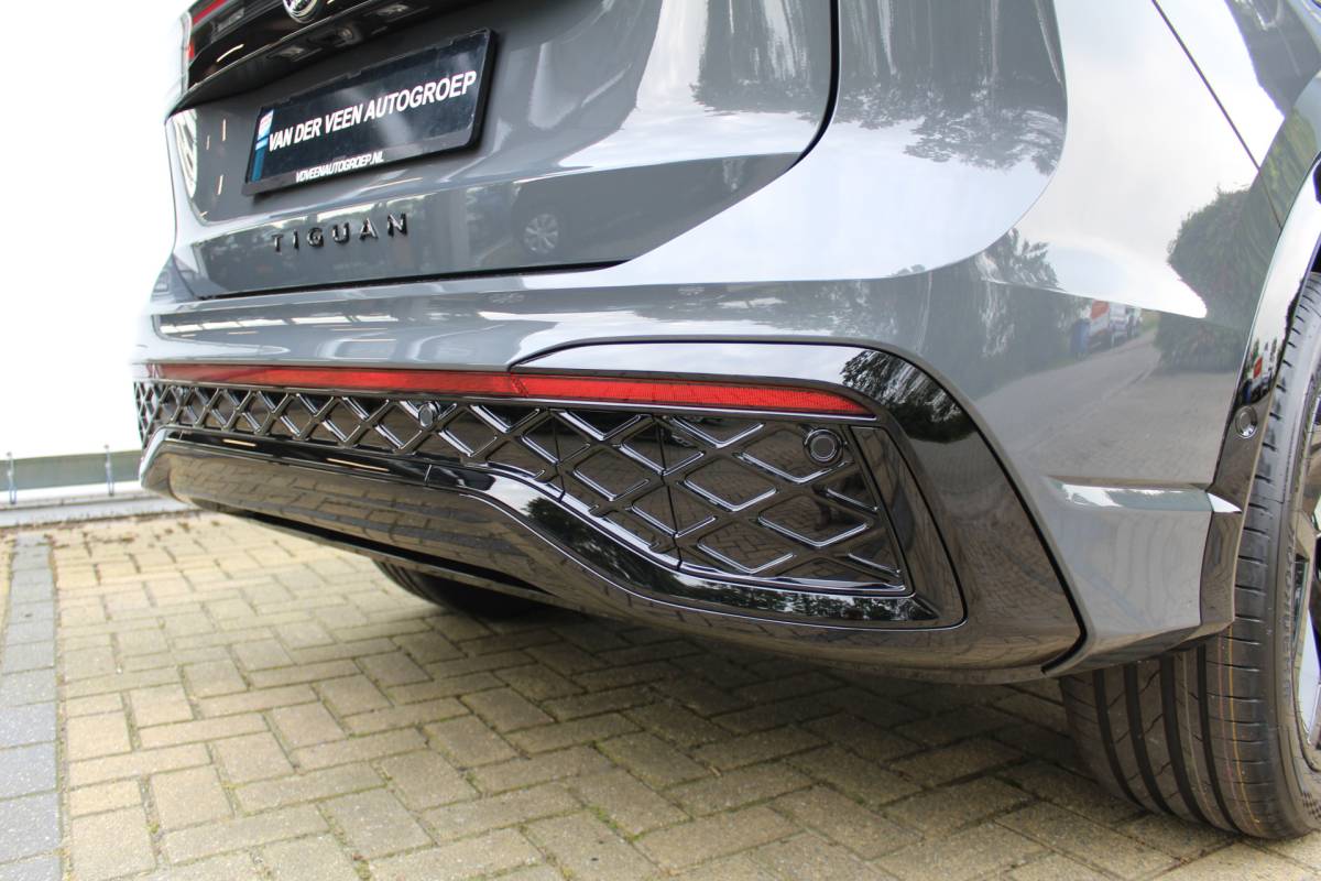 Volkswagen Tiguan Volkswagen Tiguan 1.5 eHybrid R-Line Edition | Head-Up Display | Panoramdak | 360 Camera | 272 PK | Massage Stoelen | IQ.Lights | Elektrische Kofferklep | Stoel/Stuur Verwarming | Draadloze Telefoonlader | Virtual Cockpit | Adaptive Cruise | Naviagtie | Sfeerverlichting | 19 Inch lm velgen | Dodehoeksensoren | Zwarte Hemel Bekleding |