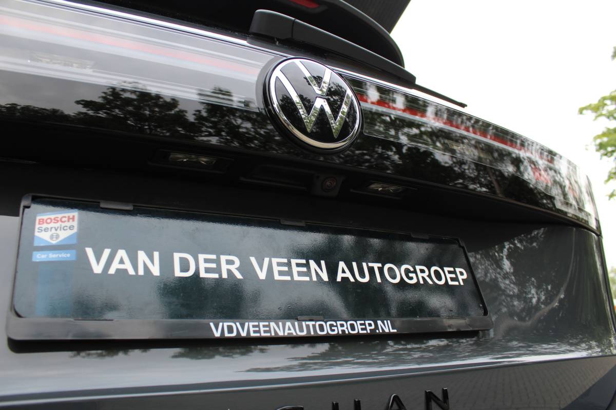 Volkswagen Tiguan Volkswagen Tiguan 1.5 eHybrid R-Line Edition | Head-Up Display | Panoramdak | 360 Camera | 272 PK | Massage Stoelen | IQ.Lights | Elektrische Kofferklep | Stoel/Stuur Verwarming | Draadloze Telefoonlader | Virtual Cockpit | Adaptive Cruise | Naviagtie | Sfeerverlichting | 19 Inch lm velgen | Dodehoeksensoren | Zwarte Hemel Bekleding |