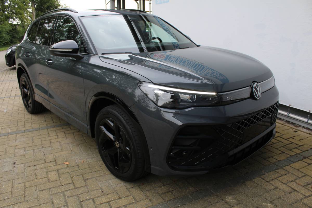 Volkswagen Tiguan Volkswagen Tiguan 1.5 eHybrid R-Line Edition | Head-Up Display | Panoramdak | 360 Camera | 272 PK | Massage Stoelen | IQ.Lights | Elektrische Kofferklep | Stoel/Stuur Verwarming | Draadloze Telefoonlader | Virtual Cockpit | Adaptive Cruise | Naviagtie | Sfeerverlichting | 19 Inch lm velgen | Dodehoeksensoren | Zwarte Hemel Bekleding |
