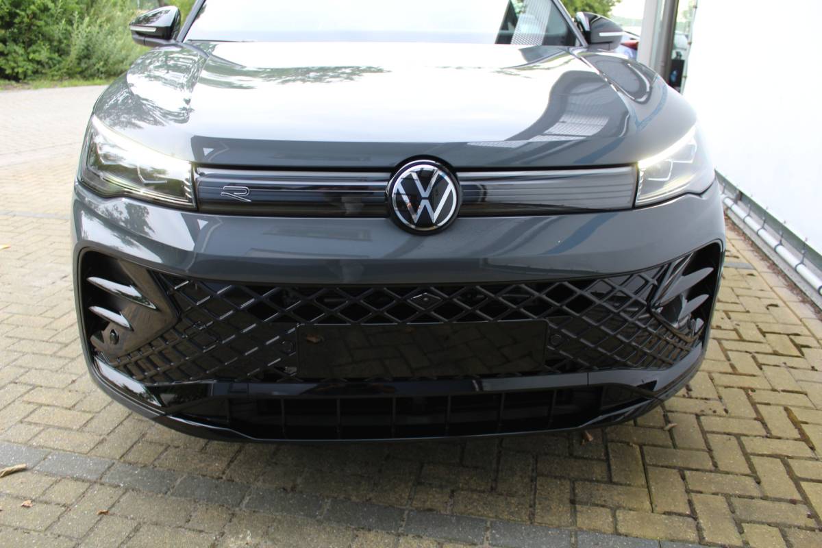 Volkswagen Tiguan Volkswagen Tiguan 1.5 eHybrid R-Line Edition | Head-Up Display | Panoramdak | 360 Camera | 272 PK | Massage Stoelen | IQ.Lights | Elektrische Kofferklep | Stoel/Stuur Verwarming | Draadloze Telefoonlader | Virtual Cockpit | Adaptive Cruise | Naviagtie | Sfeerverlichting | 19 Inch lm velgen | Dodehoeksensoren | Zwarte Hemel Bekleding |